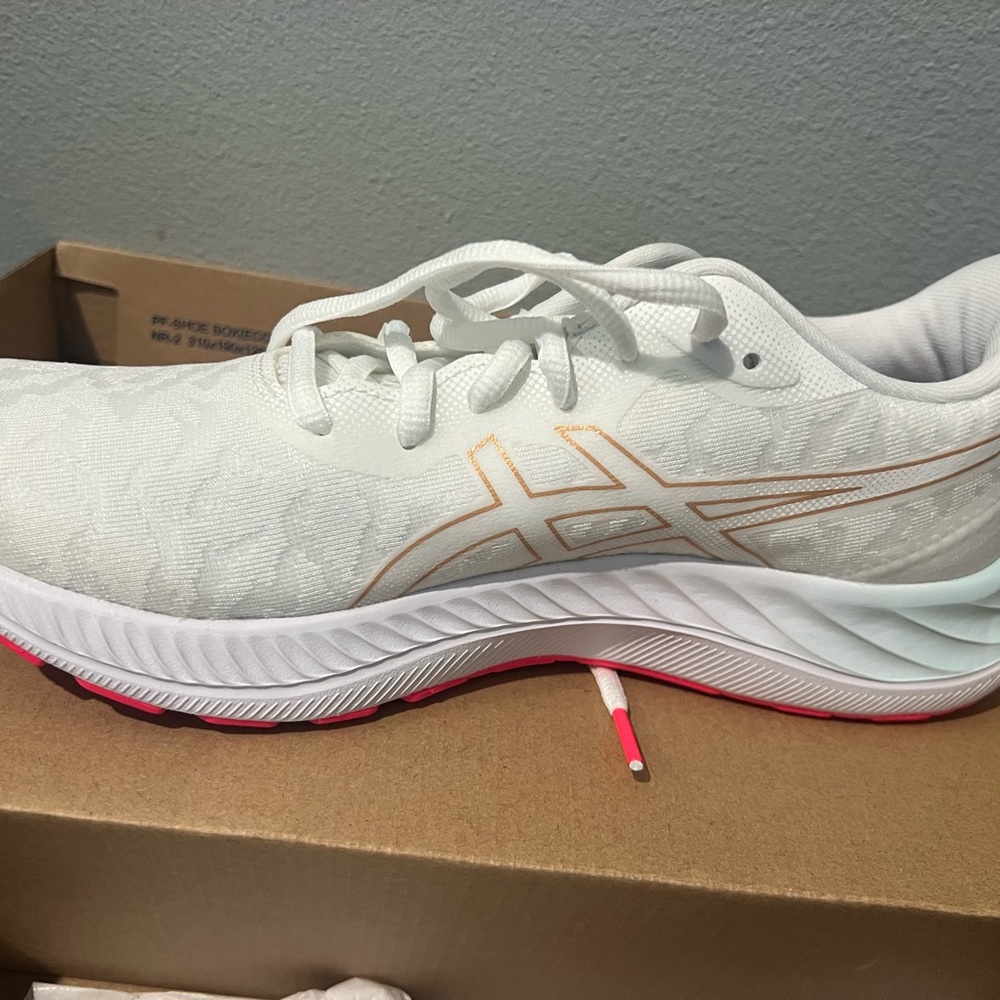 Women’s Gel Excite 8 Twist white/champagne pink bottom tennis shoes